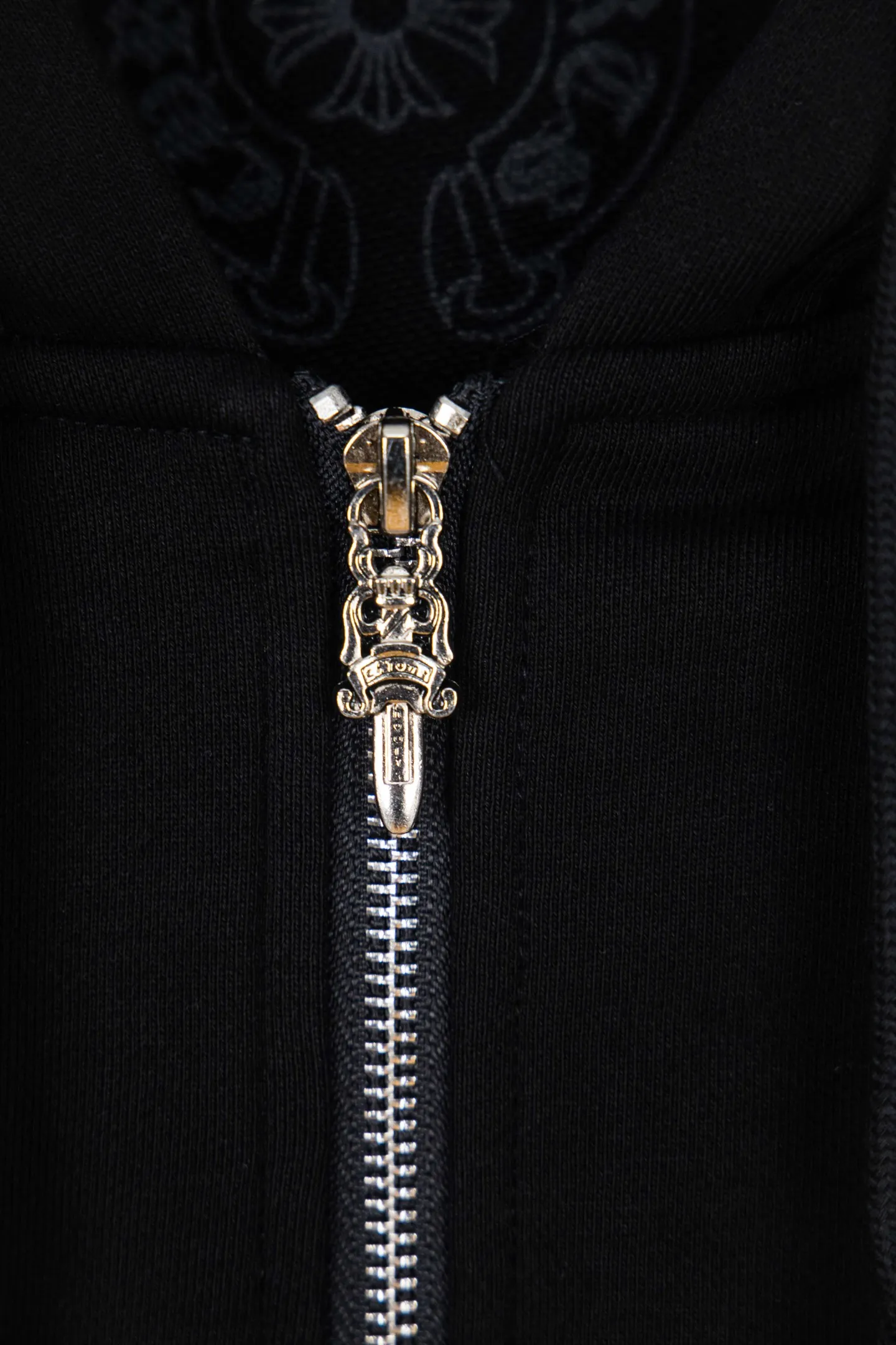 P310 ChromeHearts 25 early autumn floral arm horseshoe hooded sweatshirt Sanskrit letter rattan flower cross horseshoe hooded sweatshirt The fabric is made of 440g pure cotton terry with matching threads Imported printing Original custom-made Hardware Color: Black Size: S-XL